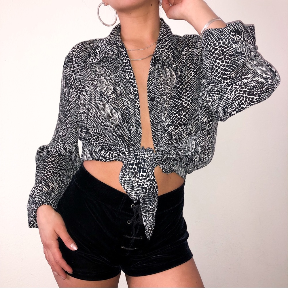 ~ VINTAGE SNAKE PRINT BUTTON UP ~